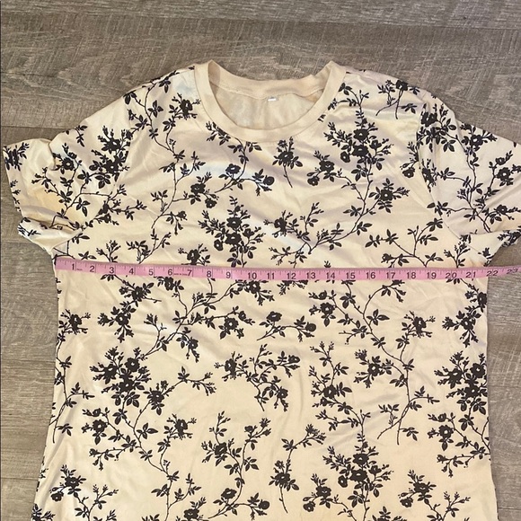 Floral Patterned Short Sleeve Women's Tee - Picture 3 of 5